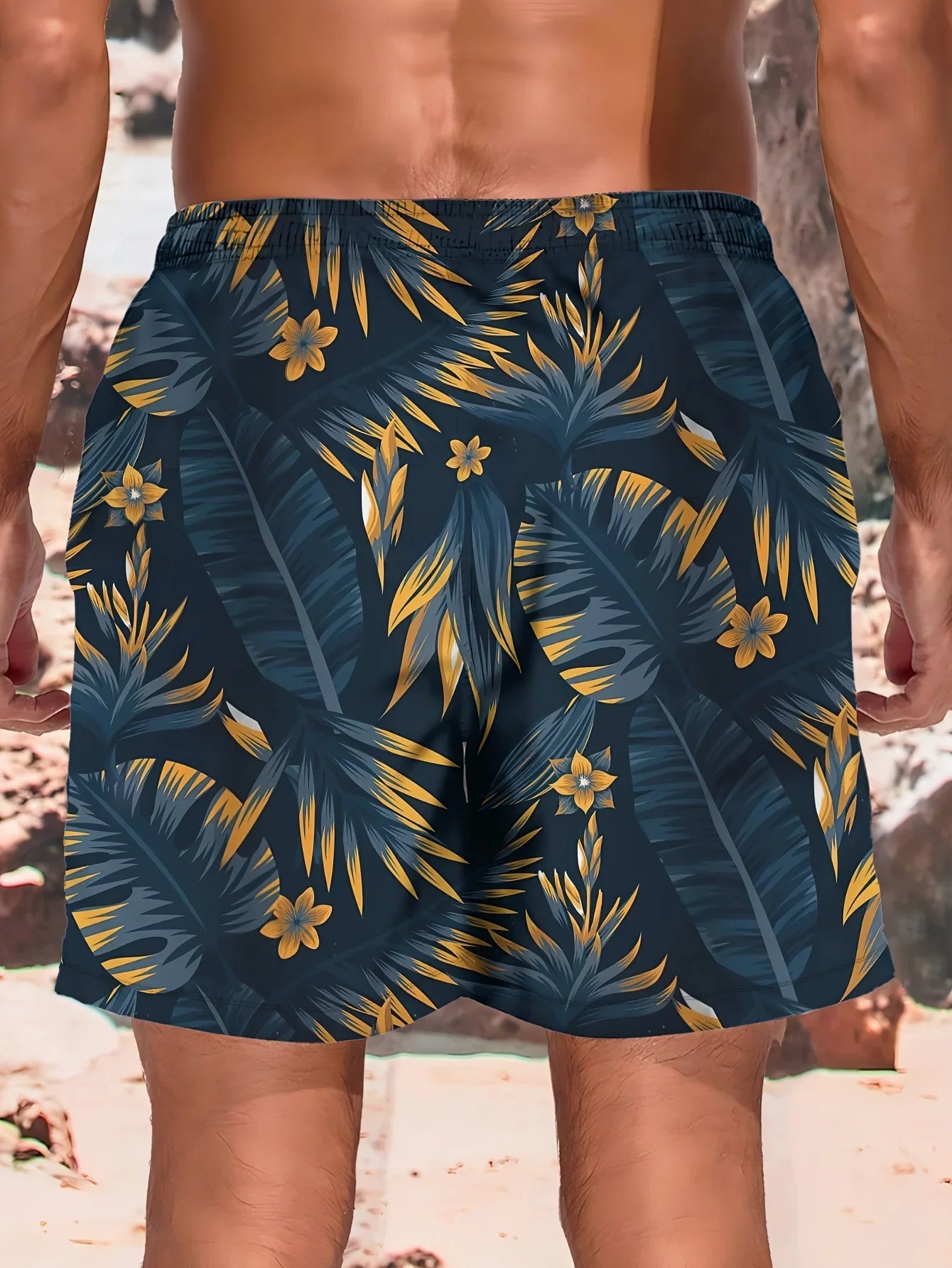 Herrebadeshorts med tropisk print – Sort med guldfarvede palmeblade