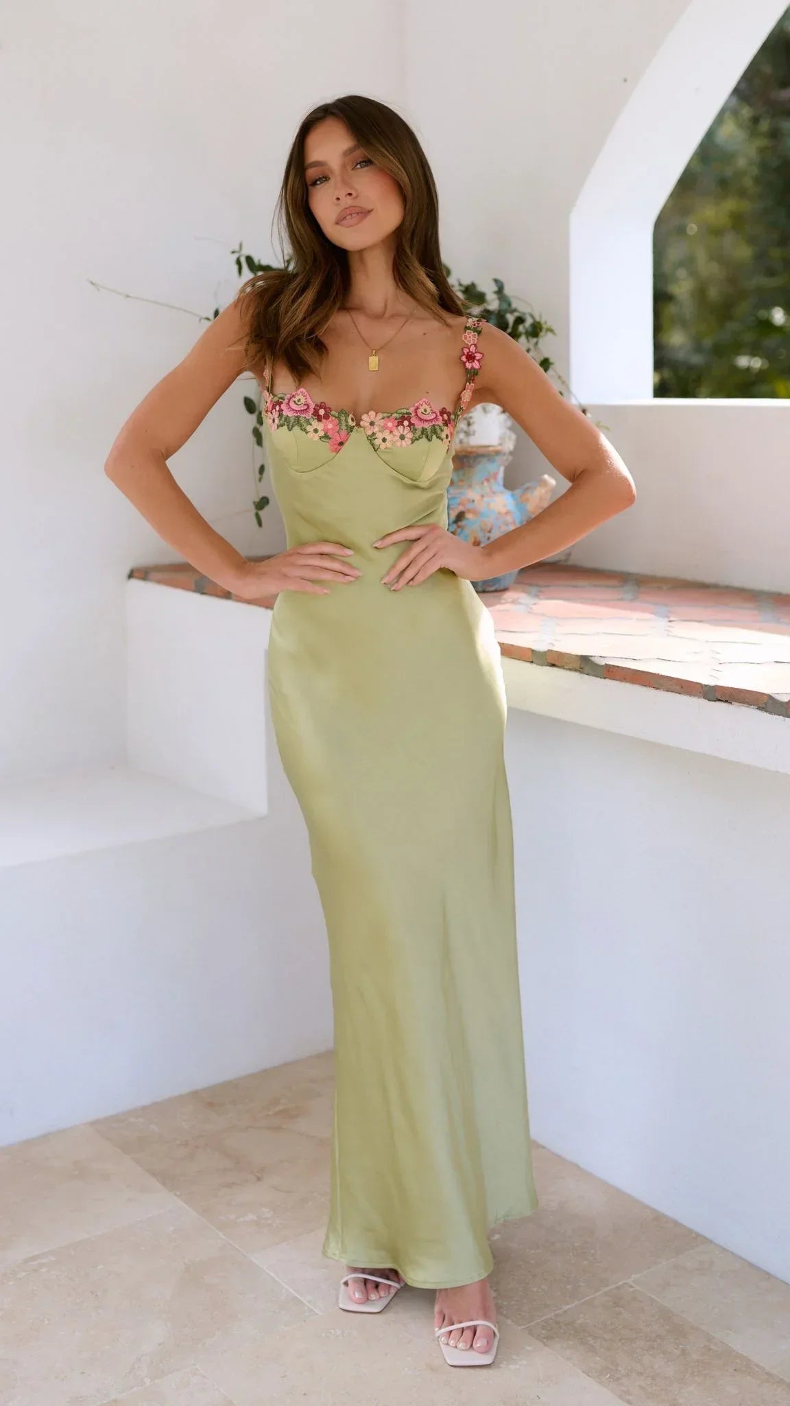 Carmelina | Rochie Maxi Romantică din Satin cu Broderie Florală, Decolteu Inima, Slip